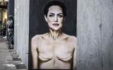 Angelina Jolie con i segni della mastectomia, diventa un murale a Milano